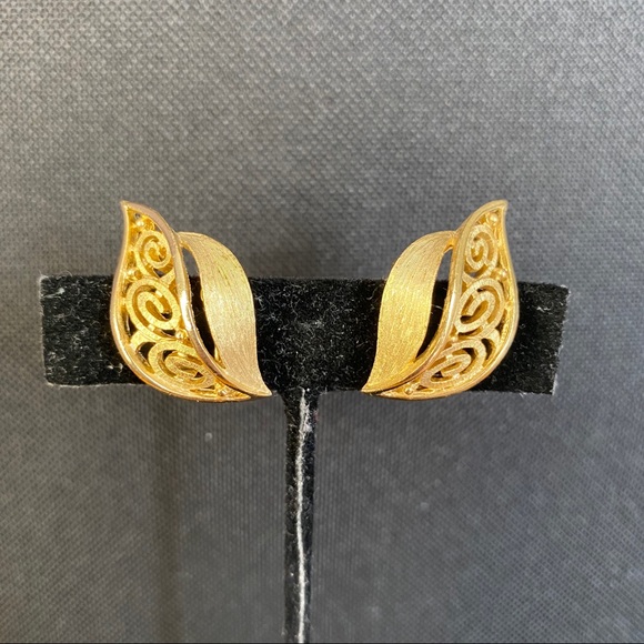 Trifari Patterned Gold Leaf Clip On Earrings - Picture 1 of 7
